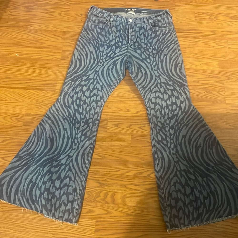Ariat size 33R